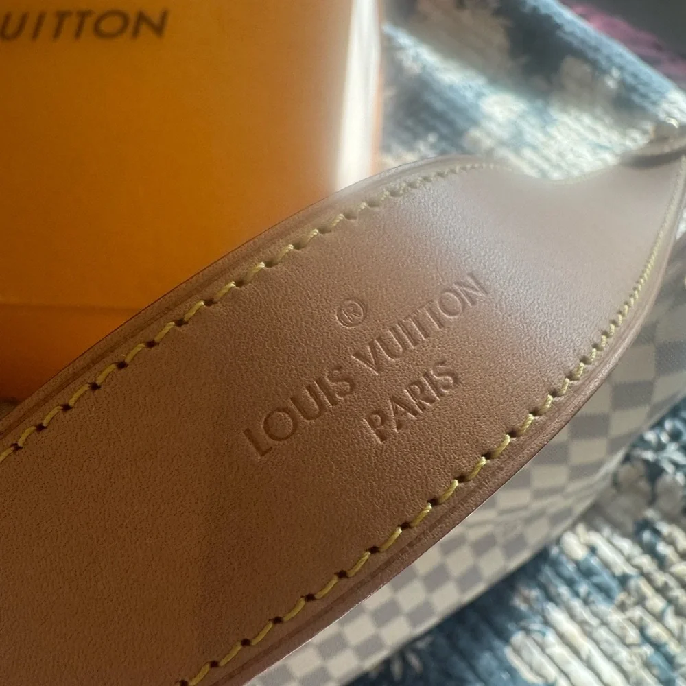 Louis Vuitton Damier Azur Shoulder Bag in White and Light Blue - Picture 4 of 11